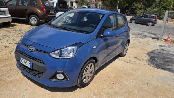Hyundai i10 1.0  67 CV 2015  Basis  € 3.000,00 PROBLEMI AL MOTORE - immagine 2