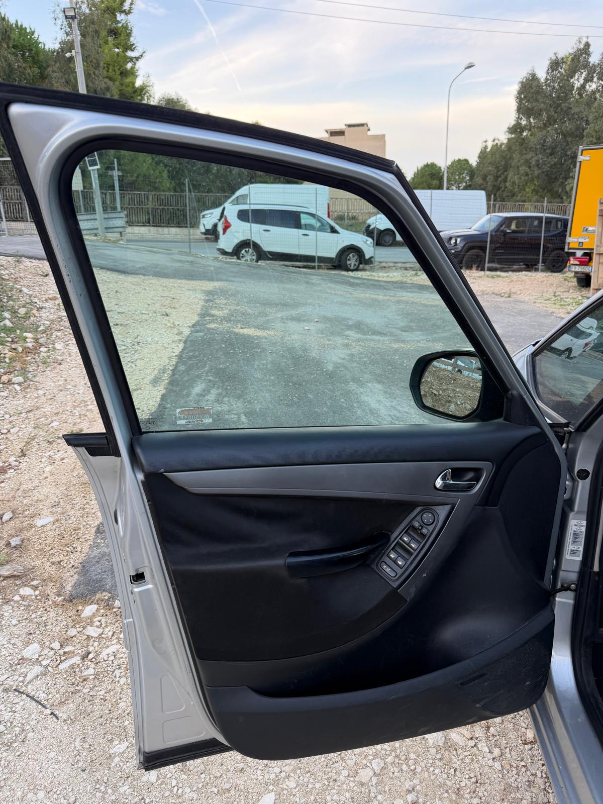 CITROEN C4 1.6 DIESEL 80.00 KW ANNO 2007 KM 309.000 CAMBIO AUTOMATICO € 1000.00 ⚠️ DIFETTO ALLA CENTRALINA DEL CAMBIO - immagine 3